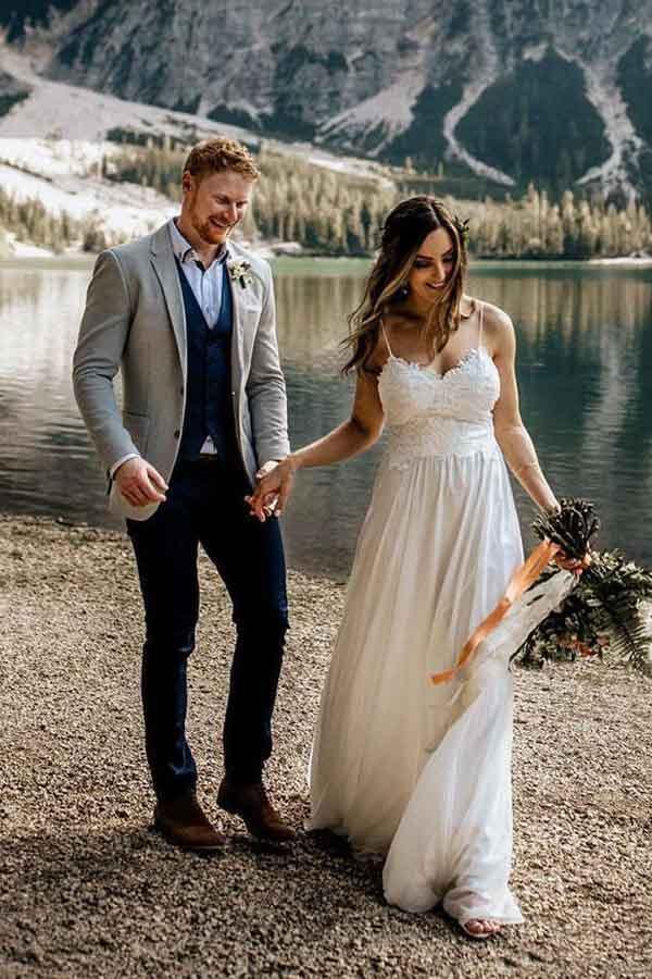 Vestidos de novia de playa sencillos de corte A con tirantes finos y encaje WD317