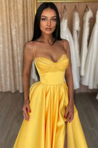 Vestido de fiesta sencillo de corte A, tirantes finos, lentejuelas, sin mangas y con abertura.
