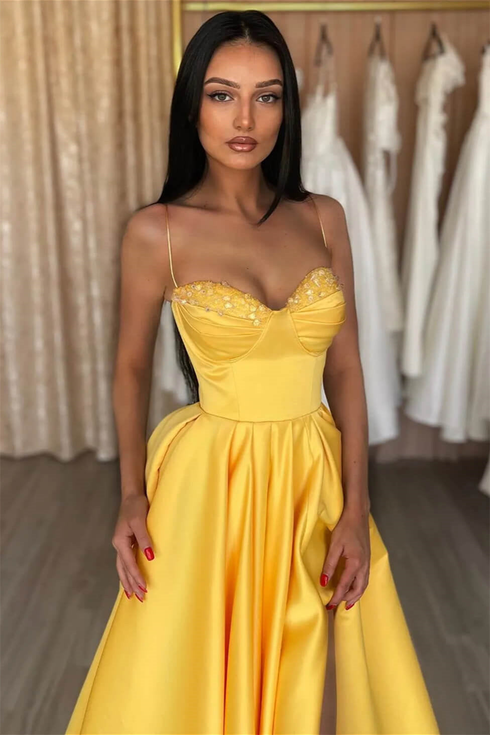 Vestido de fiesta sencillo de corte A, tirantes finos, lentejuelas, sin mangas y con abertura.
