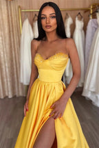 Vestido de fiesta sencillo de corte A, tirantes finos, lentejuelas, sin mangas y con abertura.