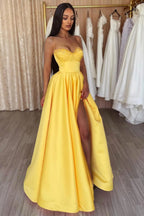Vestido de fiesta sencillo de corte A, tirantes finos, lentejuelas, sin mangas y con abertura.