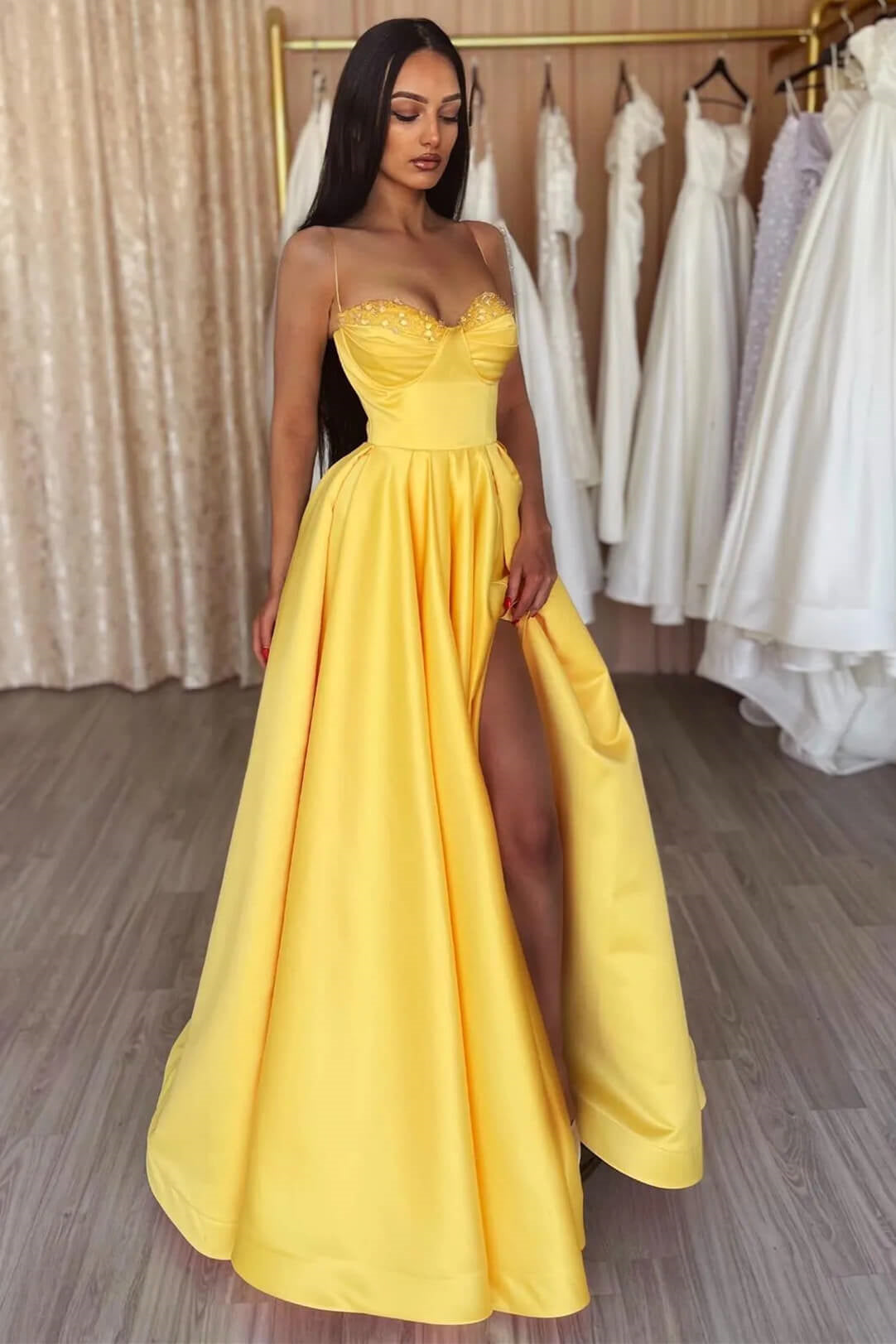 Vestido de fiesta sencillo de corte A, tirantes finos, lentejuelas, sin mangas y con abertura.