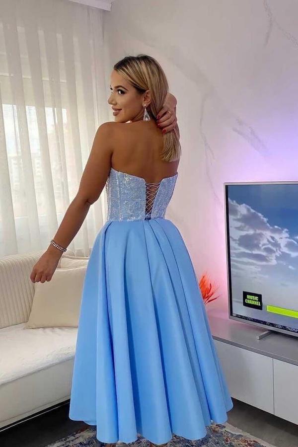 Robe de bal courte bleu satinée, simple, coupe trapèze, sans bretelles