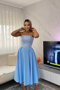 Robe de bal courte bleu satinée, simple, coupe trapèze, sans bretelles