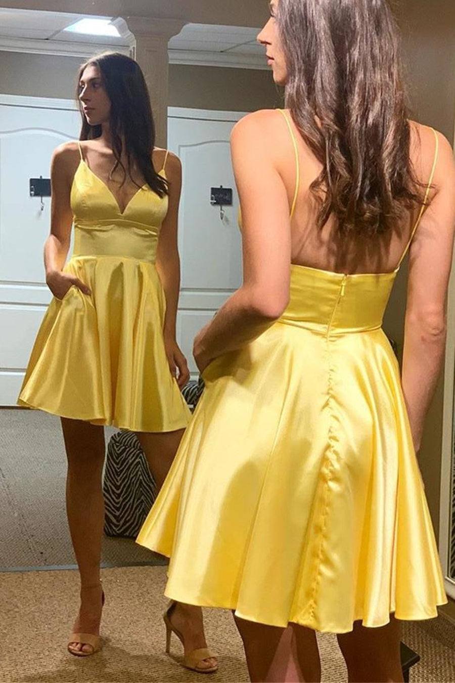 Robe de bal courte jaune satinée, coupe trapèze, col en V, dos nu et poches