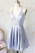 Robe de bal bleu clair en satin, coupe trapèze, col en V et poches, modèle PD258