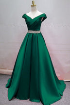 Robe de bal longue en satin, coupe trapèze simple, col en V et ceinture en cristal.