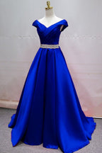 Robe de bal longue en satin, coupe trapèze simple, col en V et ceinture en cristal.
