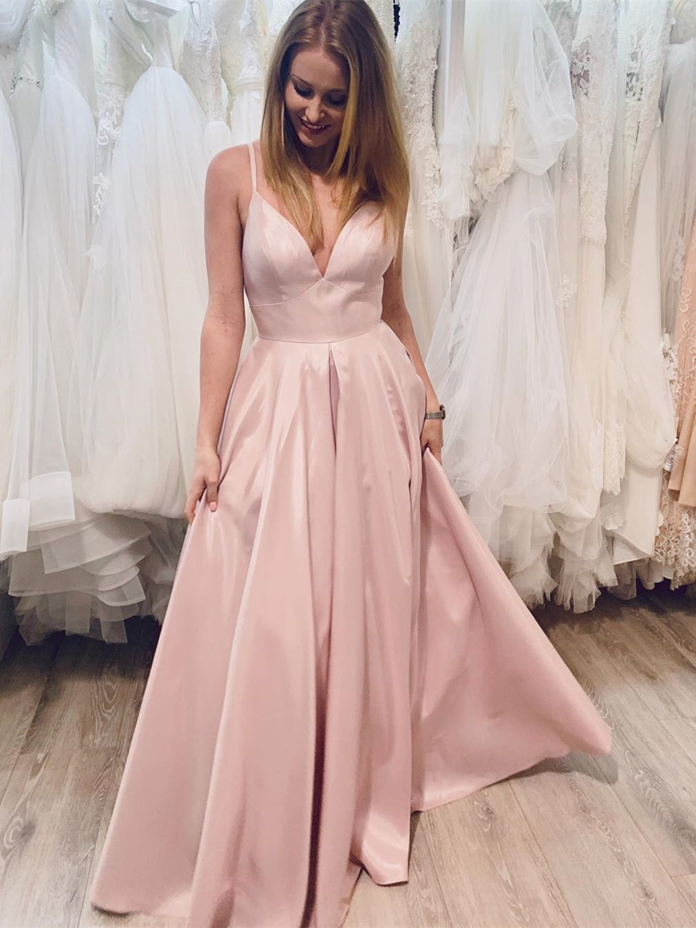 Robe de soirée longue simple en satin, coupe trapèze, col en V, sans manches, coupe trapèze, encolure en V, idéale pour un bal de promo ou une remise de diplômes.