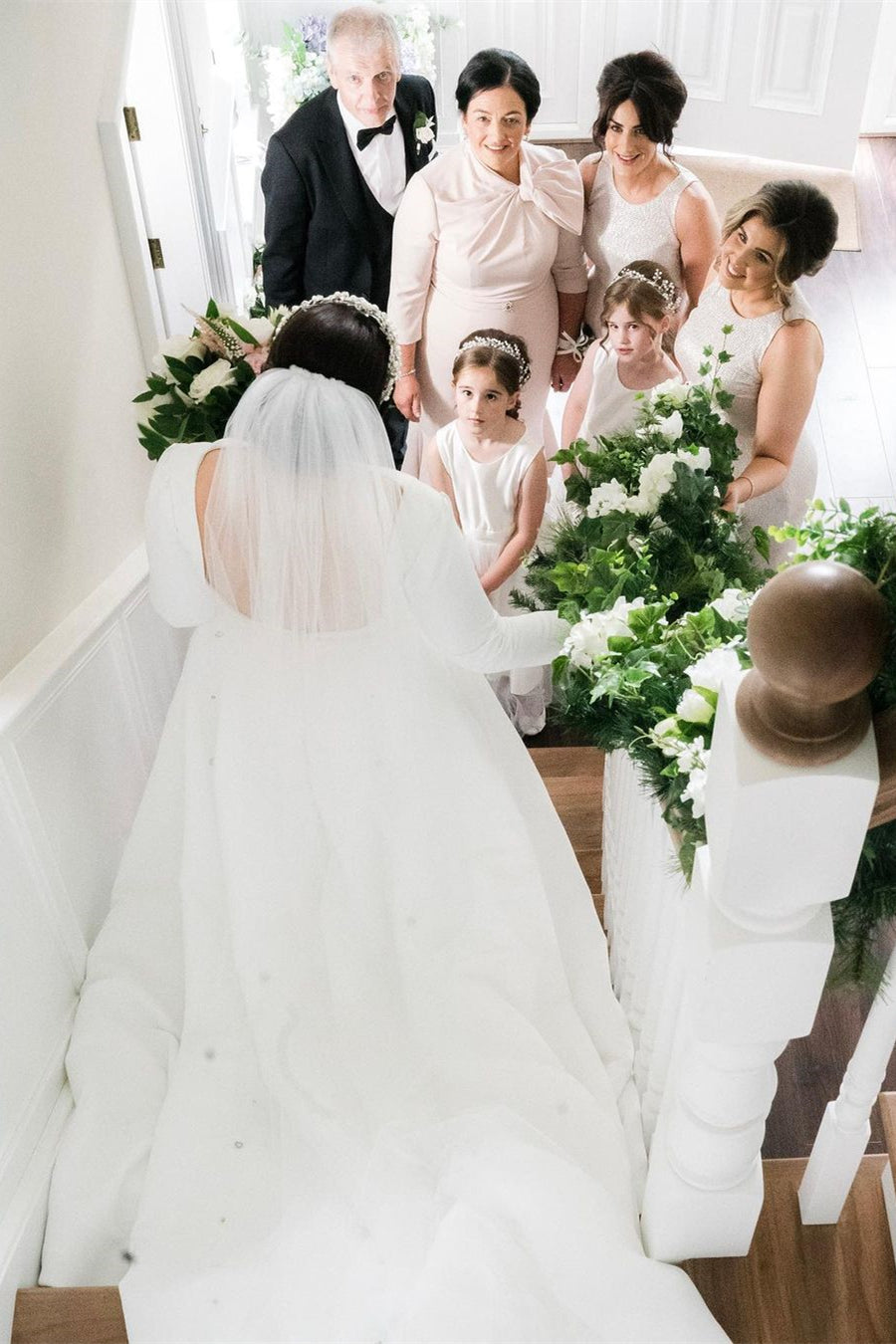 Vestido de novia sencillo y elegante de corte A, manga larga, satén y espalda descubierta