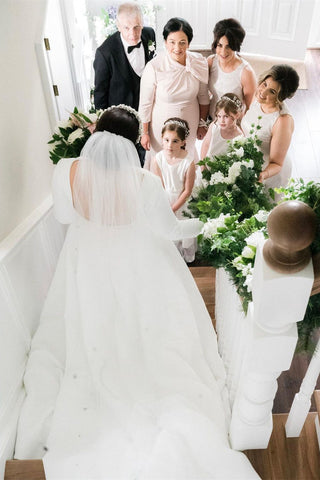 Vestido de novia sencillo y elegante de corte A, manga larga, satén y espalda descubierta