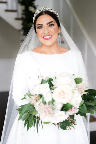 Vestido de novia sencillo y elegante de corte A, manga larga, satén y espalda descubierta