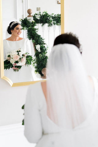 Vestido de novia sencillo y elegante de corte A, manga larga, satén y espalda descubierta