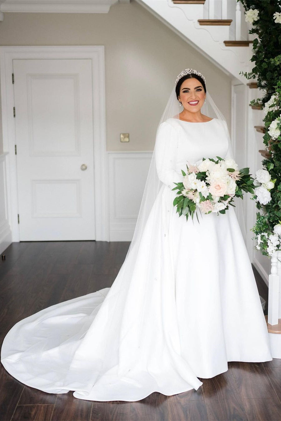 Vestido de novia sencillo y elegante de corte A, manga larga, satén y espalda descubierta