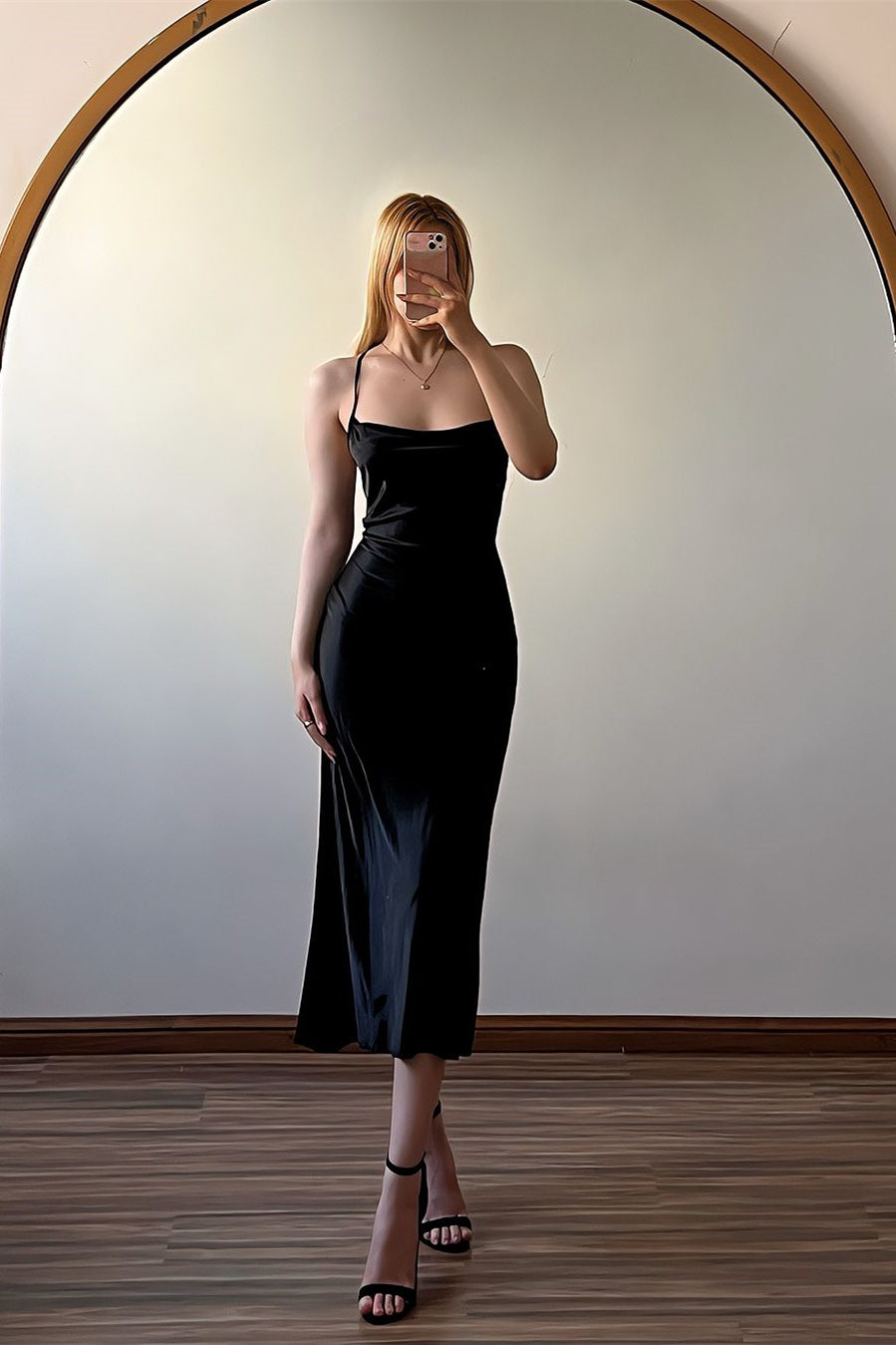 Vestido de fiesta sencillo negro de satén con tirantes finos, sin mangas y espalda descubierta