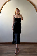 Vestido de fiesta sencillo negro de satén con tirantes finos, sin mangas y espalda descubierta