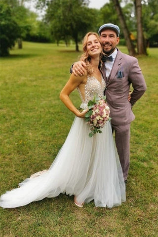 Vestidos de novia sencillos estilo boho, corte A, escote en V, espalda descubierta y sin mangas, con encaje.