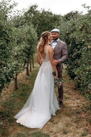 Vestidos de novia sencillos estilo boho, corte A, escote en V, espalda descubierta y sin mangas, con encaje.