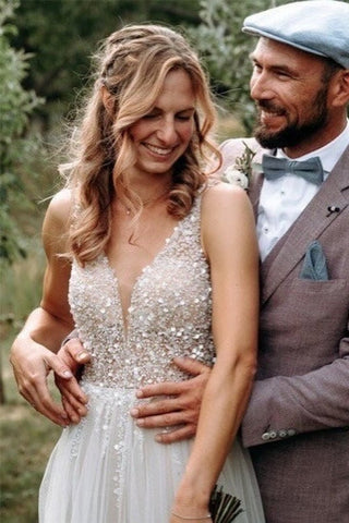 Vestidos de novia sencillos estilo boho, corte A, escote en V, espalda descubierta y sin mangas, con encaje.