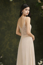 Robe de bal simple en satin champagne à fines bretelles spaghetti, sans manches, coupe trapèze et volants
