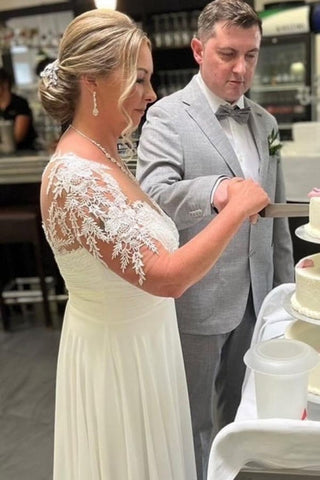 Vestidos de novia sencillos de gasa con manga corta y corte tubo, con encaje.