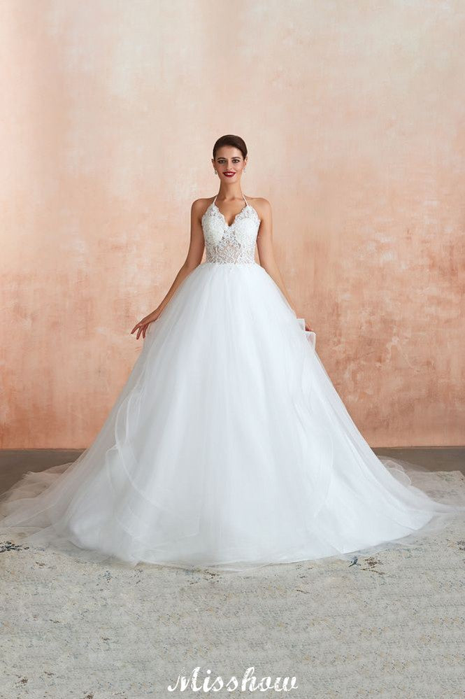 Vestido de novia sencillo de encaje con escote halter, espalda descubierta y cola de capilla.