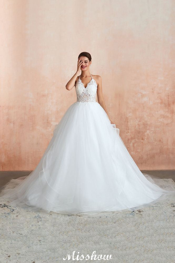 Vestido de novia sencillo de encaje con escote halter, espalda descubierta y cola de capilla.
