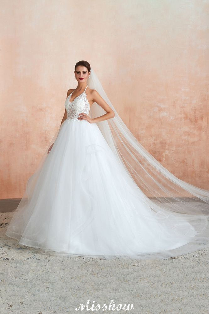 Vestido de novia sencillo de encaje con escote halter, espalda descubierta y cola de capilla.
