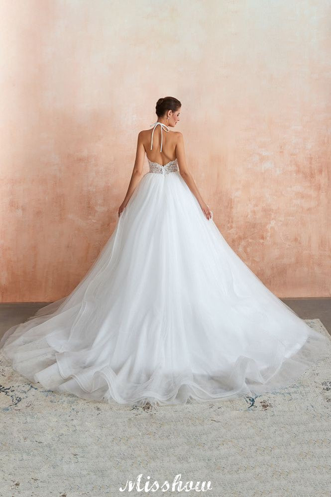 Vestido de novia sencillo de encaje con escote halter, espalda descubierta y cola de capilla.