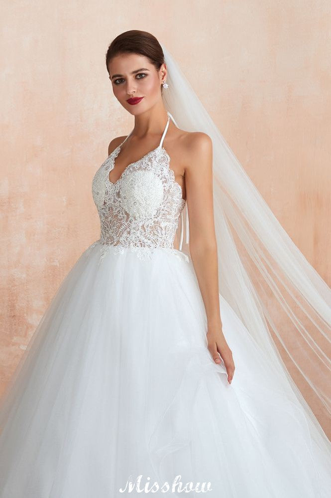 Vestido de novia sencillo de encaje con escote halter, espalda descubierta y cola de capilla.
