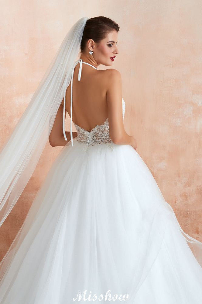 Vestido de novia sencillo de encaje con escote halter, espalda descubierta y cola de capilla.