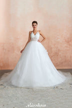 Vestido de novia sencillo de encaje con escote halter, espalda descubierta y cola de capilla.