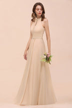 Robe de demoiselle d'honneur longue et cintrée couleur champagne, simple et dos nu