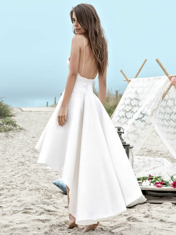 Vestido de novia sencillo de corte asimétrico, línea A, escote en V, tirantes finos y bolsillos.