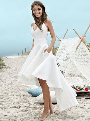 Robe de mariée simple asymétrique à décolleté en V, bretelles spaghetti et poches