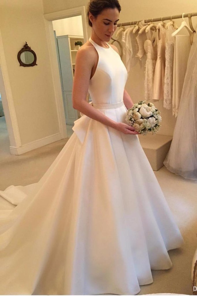 Robe de mariée simple longue en satin, dos nu, coupe trapèze, avec nœud.
