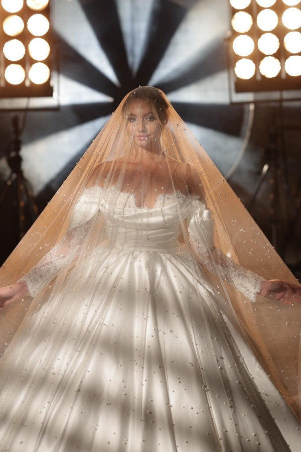 Vestidos de novia sencillos, largos, de corte princesa, con hombros descubiertos, satén y encaje, con mangas largas.