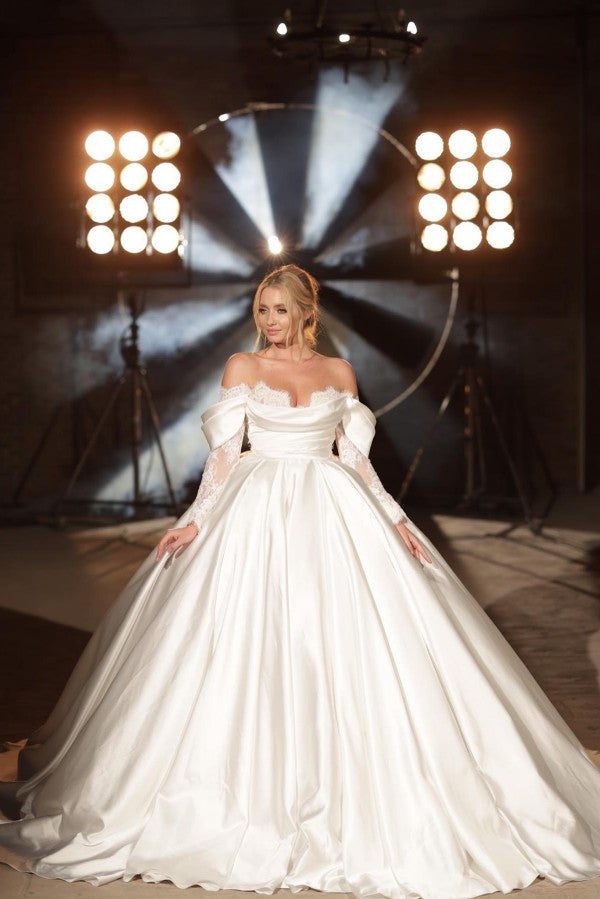 Vestidos de novia sencillos, largos, de corte princesa, con hombros descubiertos, satén y encaje, con mangas largas.