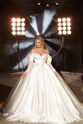 Vestidos de novia sencillos, largos, de corte princesa, con hombros descubiertos, satén y encaje, con mangas largas.