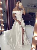Robe de mariée longue simple en satin, coupe trapèze, épaules dénudées et fente.