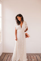Robe de mariée simple longue trapèze dos nu sans manches col V en dentelle