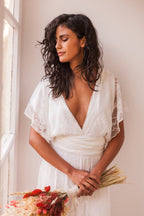 Robe de mariée simple longue trapèze dos nu sans manches col V en dentelle