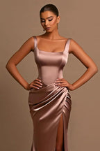 Robe de bal simple, longue, trapèze, sans manches, en satin, avec fente, bretelles et bretelles.