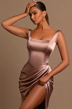 Robe de bal simple, longue, trapèze, sans manches, en satin, avec fente, bretelles et bretelles.