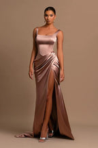 Robe de bal simple, longue, trapèze, sans manches, en satin, avec fente, bretelles et bretelles.