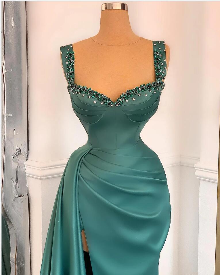 Vestido de fiesta largo y sencillo de satén con escote corazón y corte en A, con abertura.