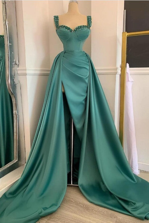 Vestido de fiesta largo y sencillo de satén con escote corazón y corte en A, con abertura.