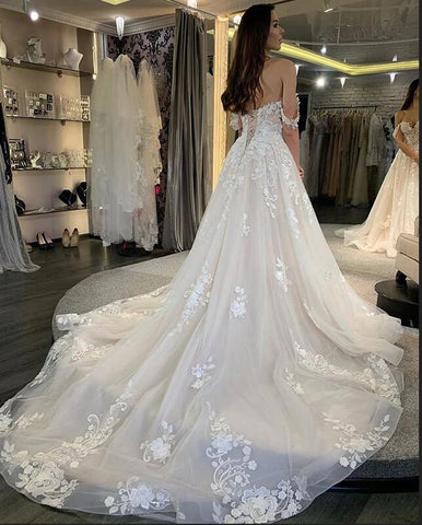 Vestido de novia sencillo largo de corte A, de tul, con hombros descubiertos y apliques de encaje
