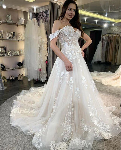 Vestido de novia sencillo largo de corte A, de tul, con hombros descubiertos y apliques de encaje