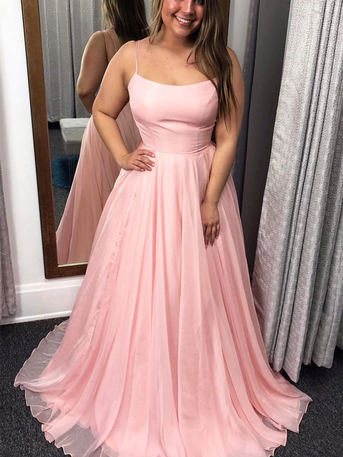 Vestido de graduación largo y sencillo de tul rosa, corte en A, ideal para eventos formales de noche.